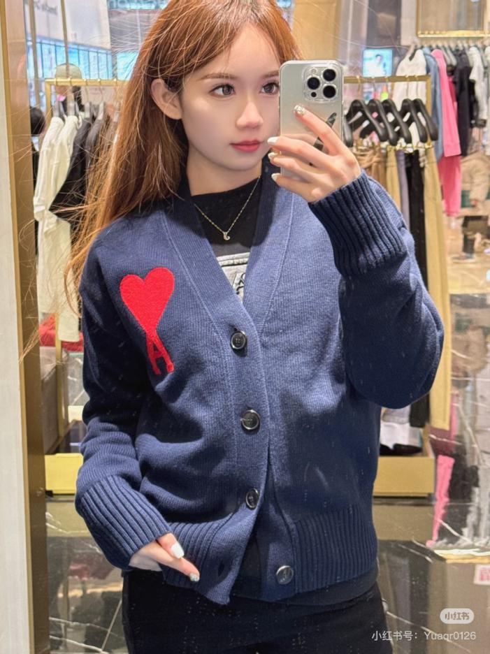 designer,replica,clothing,fake,1:1,lv,luxury,high quality Ami’s latest Fall/Winter collection: Color-blocked heart-shaped crochet V-neck knitted long-sleeved cardigan (HMJ9Y) designer,replica,clothing,fake,1:1,lv,luxury,high quality Ami’s latest Fall/Winter collection: Color-blocked heart-shaped crochet V-neck knitted long-sleeved cardigan (HMJ9Y)