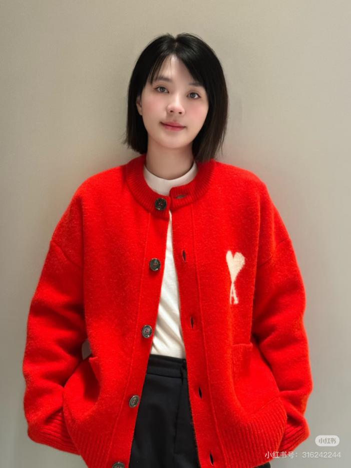 designer,replica,clothing,fake,1:1,lv,luxury,high quality Ami’s latest Fall/Winter collection: Color-blocked heart-shaped crochet round neck knit long-sleeved cardigan (T6NWN) designer,replica,clothing,fake,1:1,lv,luxury,high quality Ami’s latest Fall/Winter collection: Color-blocked heart-shaped crochet round neck knit long-sleeved cardigan (T6NWN)