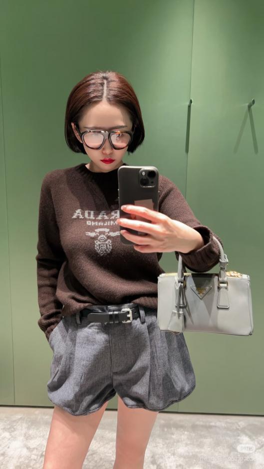 designer,replica,clothing,fake,1:1,lv,luxury,high quality Prada’s latest Fall/Winter collection: Crew neck letter knit long-sleeved sweater (W5HW2) designer,replica,clothing,fake,1:1,lv,luxury,high quality Prada’s latest Fall/Winter collection: Crew neck letter knit long-sleeved sweater (W5HW2)