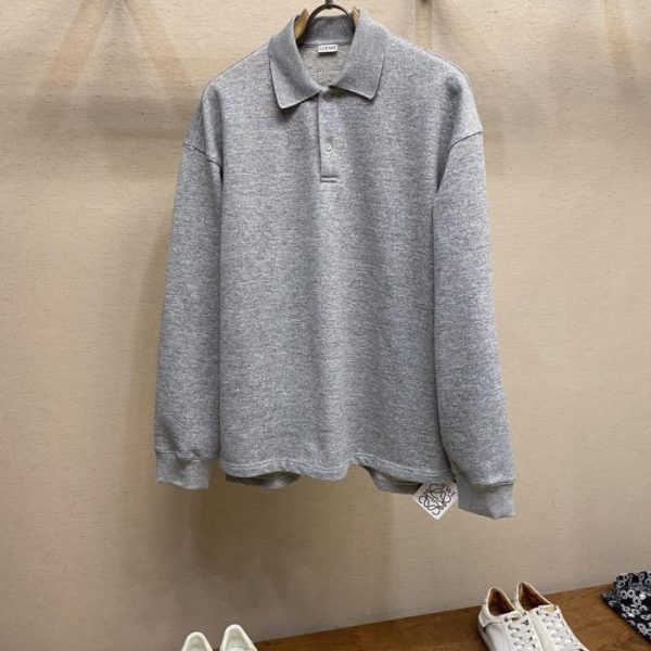 designer,replica,clothing,fake,1:1,lv,luxury,high quality Loewe Fall/Winter New Polo Gray Wool Sweatshirt, Minimalist Loose Fit, Logo Leather Trim, Light Gray, Versatile Casual, Unisex (U3IAT)