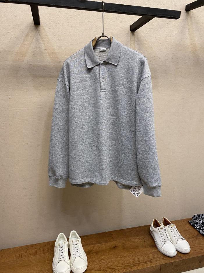 designer,replica,clothing,fake,1:1,lv,luxury,high quality Loewe Fall/Winter New Polo Gray Wool Sweatshirt, Minimalist Loose Fit, Logo Leather Trim, Light Gray, Versatile Casual, Unisex (U3IAT) designer,replica,clothing,fake,1:1,lv,luxury,high quality Loewe Fall/Winter New Polo Gray Wool Sweatshirt, Minimalist Loose Fit, Logo Leather Trim, Light Gray, Versatile Casual, Unisex (U3IAT)