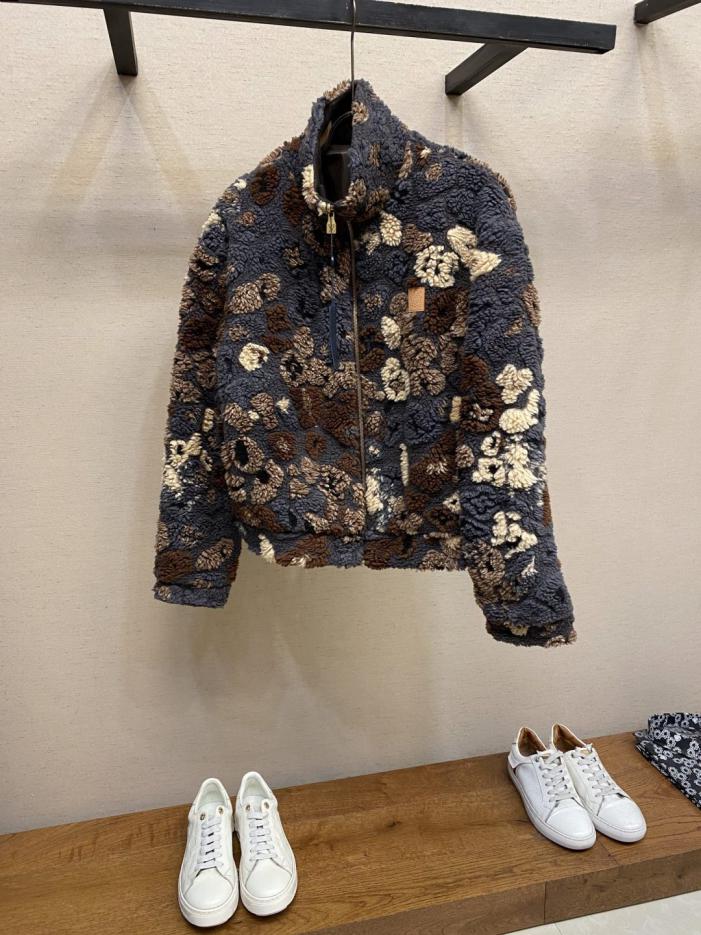 designer,replica,clothing,fake,1:1,lv,luxury,high quality LV Suede Reversible Waist-cinching Jacket, Unisex (OST0J) designer,replica,clothing,fake,1:1,lv,luxury,high quality LV Suede Reversible Waist-cinching Jacket, Unisex (OST0J)