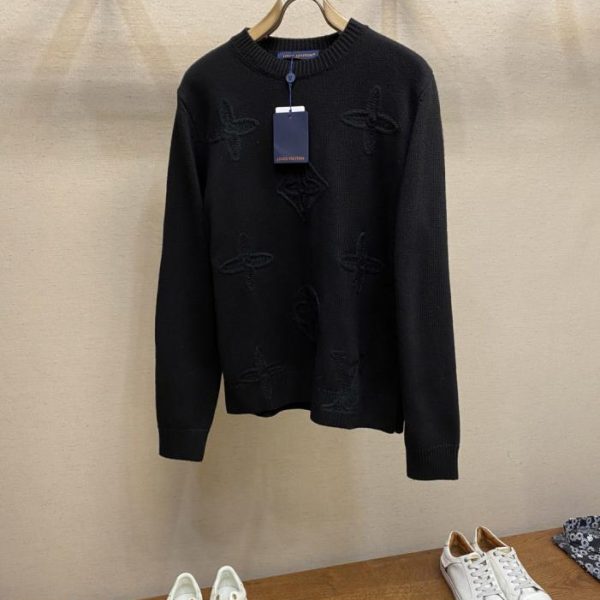 designer,replica,clothing,fake,1:1,lv,luxury,high quality LV Monogram Star embellished wool crew neck sweater with subtle openwork jacquard pattern, LV logo, and other details. The back features a matching LV jacquard pattern (NOAUZ) below the neckline.