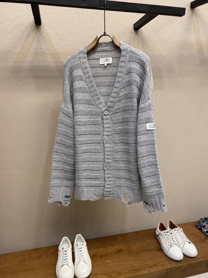 designer,replica,clothing,fake,1:1,lv,luxury,high quality Maison Margiela Fall/Winter 2025 New Arrival Logo Frayed Edge Cardigan Sweater (3G/10G) designer,replica,clothing,fake,1:1,lv,luxury,high quality Maison Margiela Fall/Winter 2025 New Arrival Logo Frayed Edge Cardigan Sweater (3G/10G)