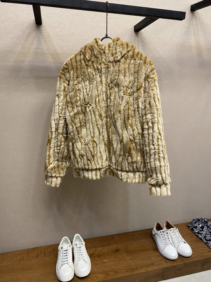 designer,replica,clothing,fake,1:1,lv,luxury,high quality LV SS26 New Ski Collection Letter Stripe Jacquard Fur Hooded Jacket* (9OGD8) designer,replica,clothing,fake,1:1,lv,luxury,high quality LV SS26 New Ski Collection Letter Stripe Jacquard Fur Hooded Jacket* (9OGD8)