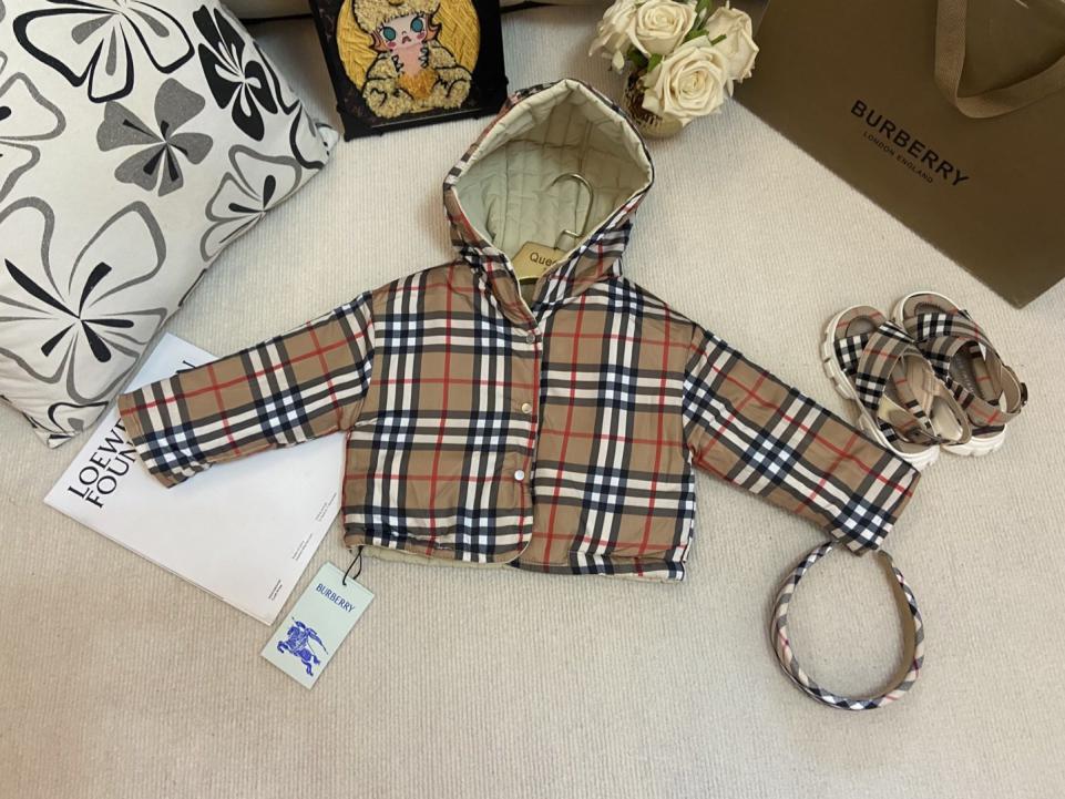 designer,replica,clothing,fake,1:1,lv,luxury,high quality Burberry’s new Fall/Winter collection includes a reversible cotton coat suitable for both boys and girls (ZFK1B).