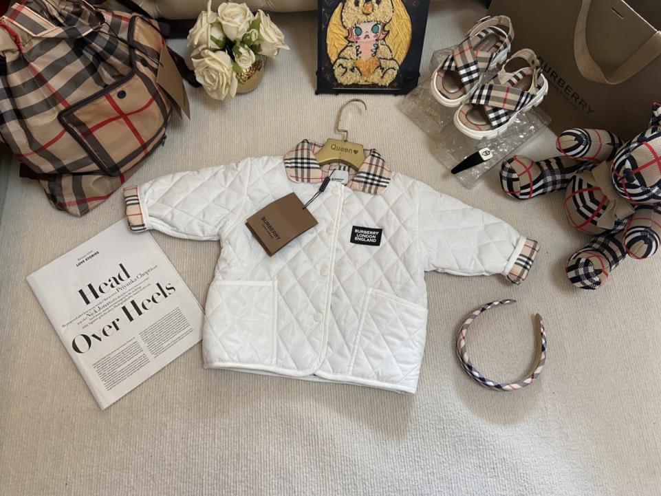 designer,replica,clothing,fake,1:1,lv,luxury,high quality Burberry’s new Fall/Winter collection includes a reversible down jacket suitable for both boys and girls (9Q271).