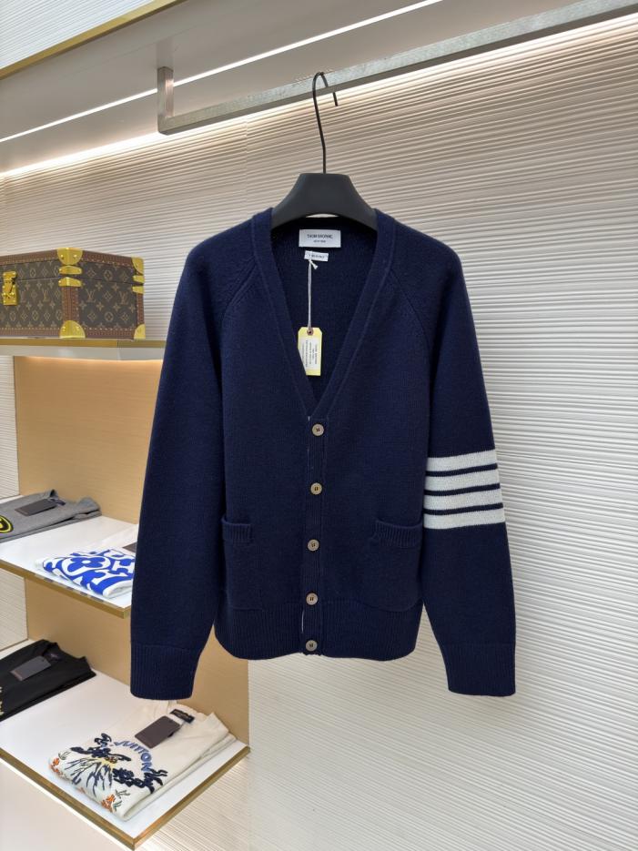 designer,replica,clothing,fake,1:1,lv,luxury,high quality THOM BROWNE Classic Four-Stripe Wool Knit Cardigan (Q0UIF) designer,replica,clothing,fake,1:1,lv,luxury,high quality THOM BROWNE Classic Four-Stripe Wool Knit Cardigan (Q0UIF)