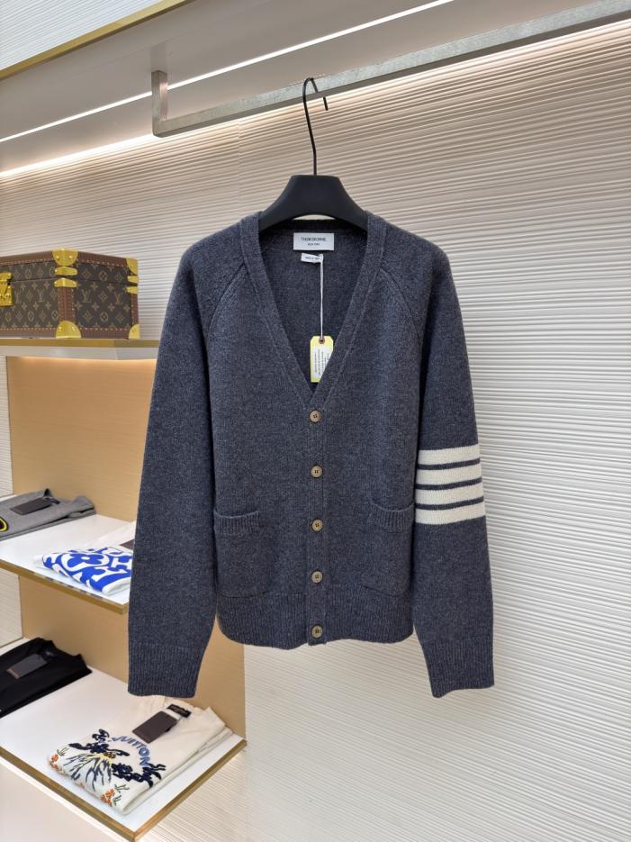 designer,replica,clothing,fake,1:1,lv,luxury,high quality THOM BROWNE Classic Four-Stripe Wool Knit Cardigan (XSXX3) designer,replica,clothing,fake,1:1,lv,luxury,high quality THOM BROWNE Classic Four-Stripe Wool Knit Cardigan (XSXX3)