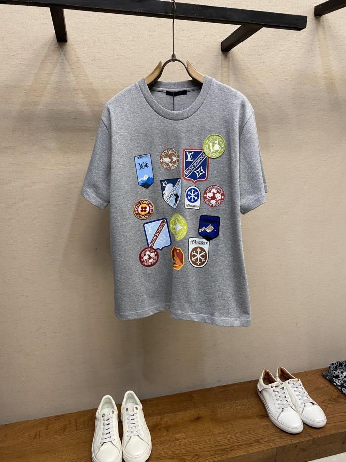 designer,replica,clothing,fake,1:1,lv,luxury,high quality LV Early Spring New Arrival Printed Badge Cotton Short-Sleeve T-Shirt (3HIIJ) designer,replica,clothing,fake,1:1,lv,luxury,high quality LV Early Spring New Arrival Printed Badge Cotton Short-Sleeve T-Shirt (3HIIJ)