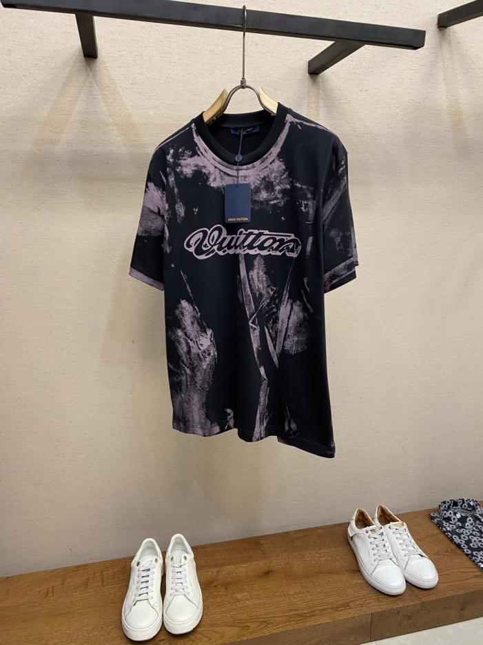 designer,replica,clothing,fake,1:1,lv,luxury,high quality LV Early Spring LV Outlaw Printed T-Shirt (O3XIX) designer,replica,clothing,fake,1:1,lv,luxury,high quality LV Early Spring LV Outlaw Printed T-Shirt (O3XIX)
