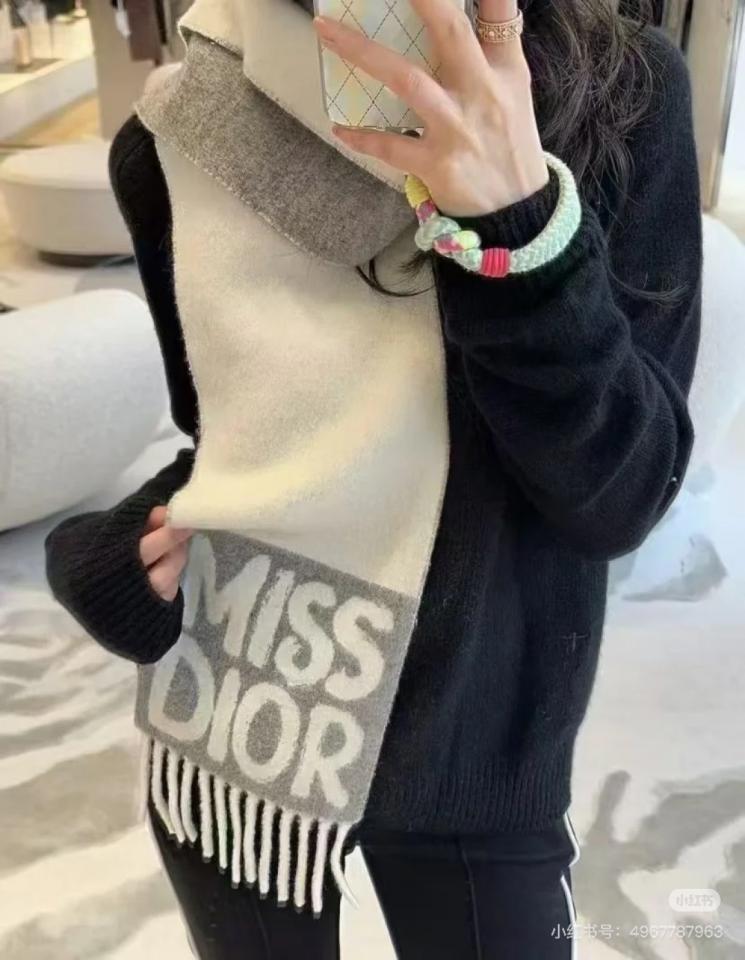 designer,replica,clothing,fake,1:1,lv,luxury,high quality The Miss Dior Graffiti patterned scarf (Maria Grazia Chiuri) consistently advocates for softness (RKEOO). designer,replica,clothing,fake,1:1,lv,luxury,high quality The Miss Dior Graffiti patterned scarf (Maria Grazia Chiuri) consistently advocates for softness (RKEOO).