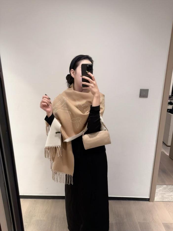designer,replica,clothing,fake,1:1,lv,luxury,high quality LV 2.0 Soft Cashmere Scarf with Monogram Flowers and LV Lettering (3NQ02) designer,replica,clothing,fake,1:1,lv,luxury,high quality LV 2.0 Soft Cashmere Scarf with Monogram Flowers and LV Lettering (3NQ02)
