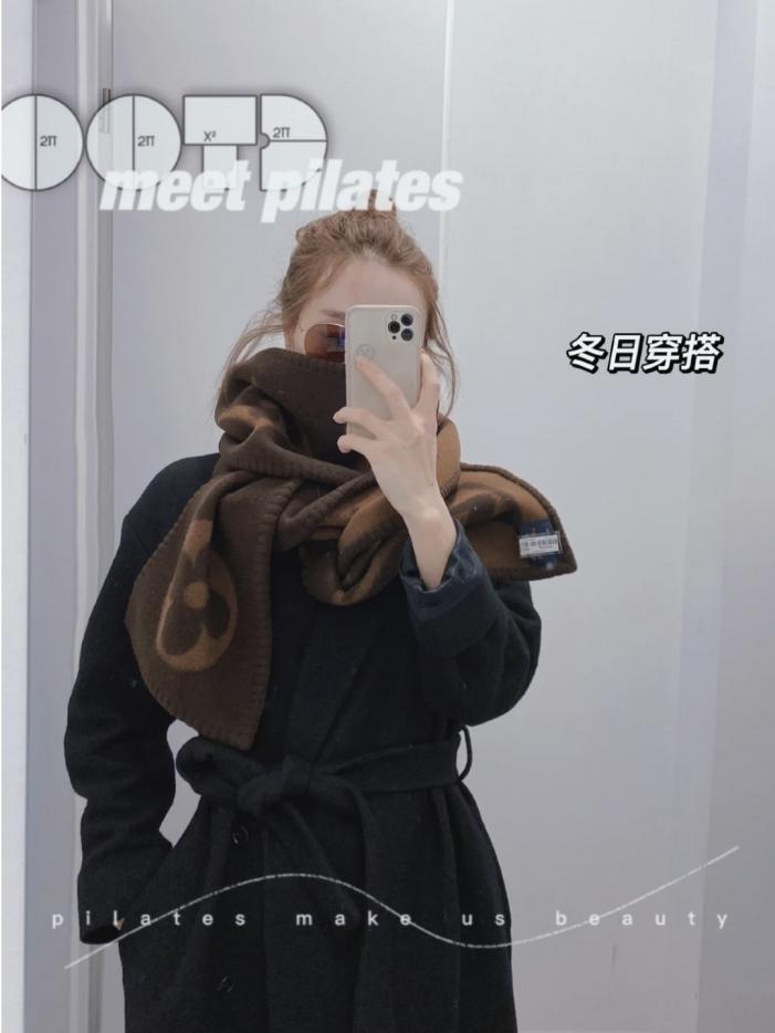 designer,replica,clothing,fake,1:1,lv,luxury,high quality Graphic scarf with stripes connecting the classic Damier pattern and oversized LV lettering (9O4R5) designer,replica,clothing,fake,1:1,lv,luxury,high quality Graphic scarf with stripes connecting the classic Damier pattern and oversized LV lettering (9O4R5)