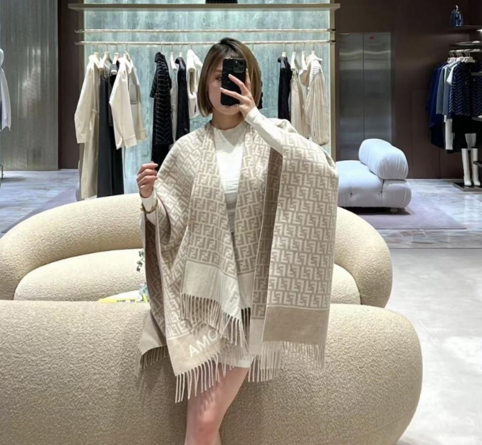 designer,replica,clothing,fake,1:1,lv,luxury,high quality FENDI’s latest classic FF letter pattern wool cape (KW13S) designer,replica,clothing,fake,1:1,lv,luxury,high quality FENDI’s latest classic FF letter pattern wool cape (KW13S)