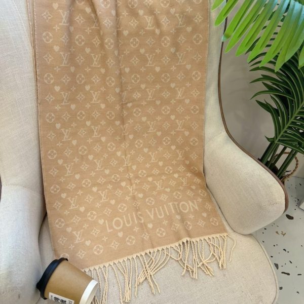 designer,replica,clothing,fake,1:1,lv,luxury,high quality Chanel’s latest scarf design (SV3V9) from the official website.