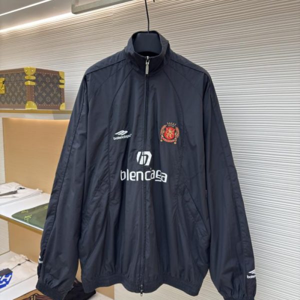 designer,replica,clothing,fake,1:1,lv,luxury,high quality Balenciaga Manchester United collaboration No. 10 football-themed windbreaker jacket (9QWKR)