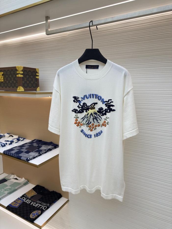 designer,replica,clothing,fake,1:1,lv,luxury,high quality LOUIS VUITTON Nigo Collaboration Volcano Embroidery Knit Short-Sleeve T-Shirt (WJI3E) designer,replica,clothing,fake,1:1,lv,luxury,high quality LOUIS VUITTON Nigo Collaboration Volcano Embroidery Knit Short-Sleeve T-Shirt (WJI3E)
