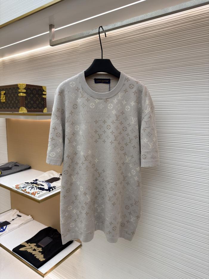 designer,replica,clothing,fake,1:1,lv,luxury,high quality LOUIS VUITTON Letter Gradient Jacquard Short-Sleeve T-Shirt (IK2ZJ) designer,replica,clothing,fake,1:1,lv,luxury,high quality LOUIS VUITTON Letter Gradient Jacquard Short-Sleeve T-Shirt (IK2ZJ)