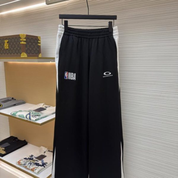 designer,replica,clothing,fake,1:1,lv,luxury,high quality Balenciaga NBA Collaboration Embroidered Pants, Style Code 1682977-B65(JSBQ2)