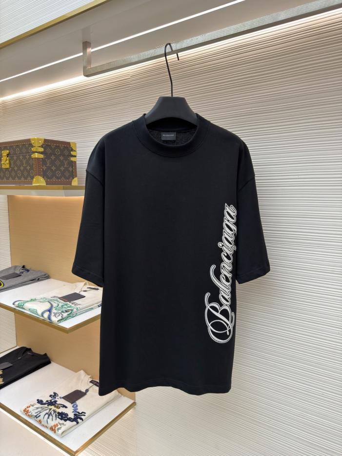 designer,replica,clothing,fake,1:1,lv,luxury,high quality Balenciaga Crew Neck Cotton Short-Sleeve T-Shirt with Embroidered Cursive Letters, Item No. 1682807-X95(AFYTL) designer,replica,clothing,fake,1:1,lv,luxury,high quality Balenciaga Crew Neck Cotton Short-Sleeve T-Shirt with Embroidered Cursive Letters, Item No. 1682807-X95(AFYTL)