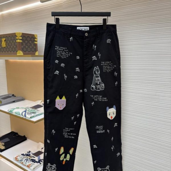 designer,replica,clothing,fake,1:1,lv,luxury,high quality Loewe and Louis Wain collaboration heavy-duty cat embroidered loose-fitting jeans, style code 1682974-B75(7QUJQ).