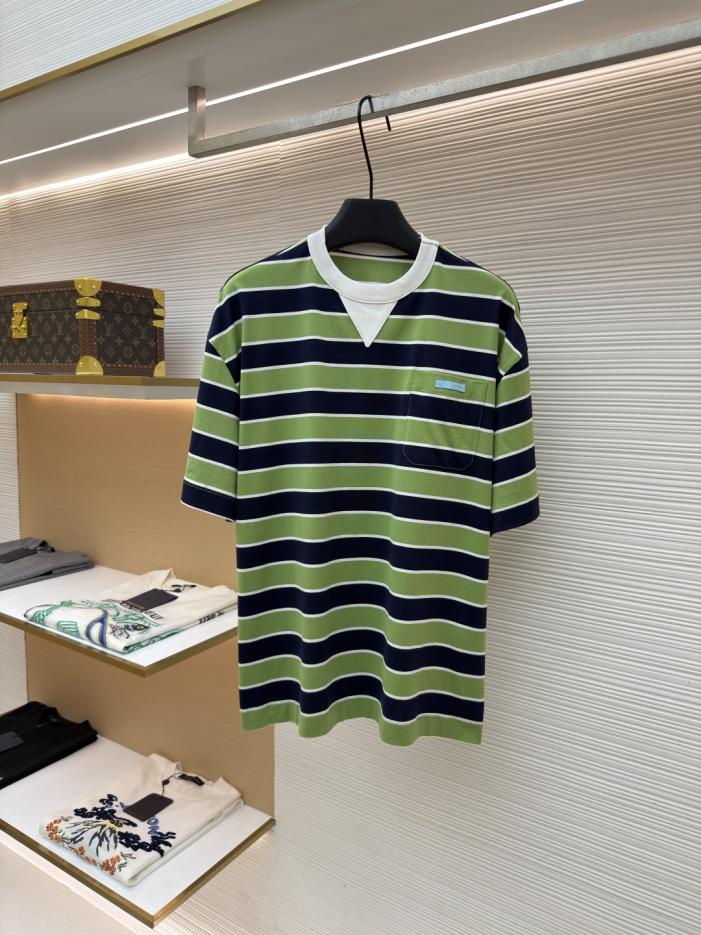 designer,replica,clothing,fake,1:1,lv,luxury,high quality Prada striped color-blocked drop-shoulder short-sleeved shirt, item number 1683071-A10(4HE90). designer,replica,clothing,fake,1:1,lv,luxury,high quality Prada striped color-blocked drop-shoulder short-sleeved shirt, item number 1683071-A10(4HE90).