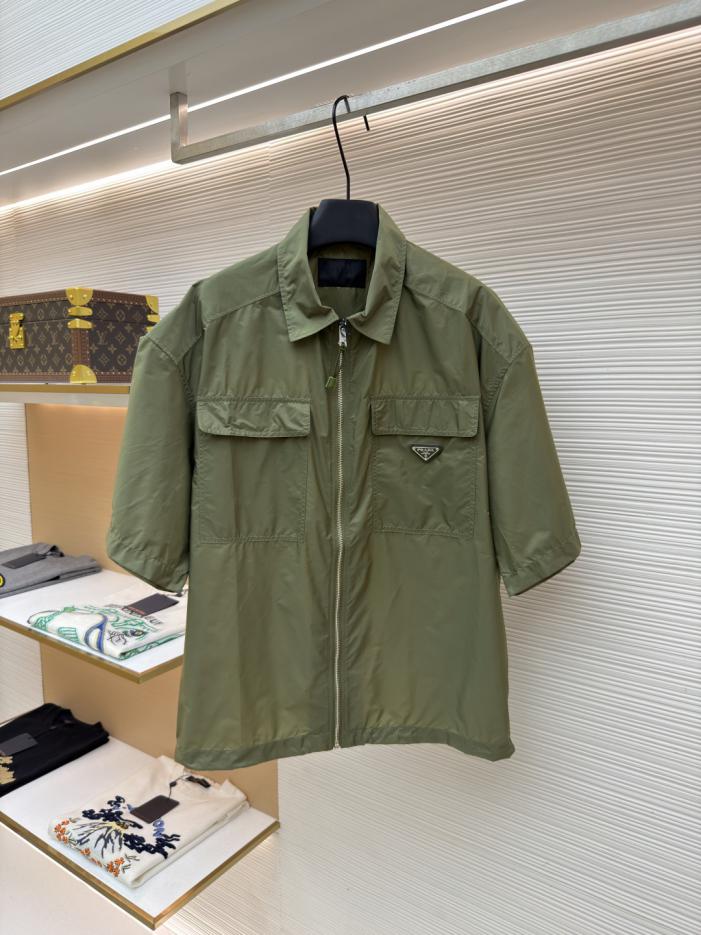 designer,replica,clothing,fake,1:1,lv,luxury,high quality Prada minimalist recycled nylon short-sleeved shirt, item number 1683099-A75(47SVR). designer,replica,clothing,fake,1:1,lv,luxury,high quality Prada minimalist recycled nylon short-sleeved shirt, item number 1683099-A75(47SVR).