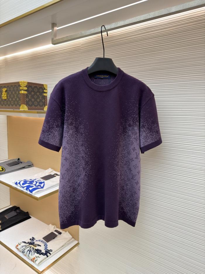 designer,replica,clothing,fake,1:1,lv,luxury,high quality LOUIS VUITTON Letter Pattern Jacquard Gradient Knit Sweater, Short Sleeve, Item No. 1682321-A65(93ZU7) designer,replica,clothing,fake,1:1,lv,luxury,high quality LOUIS VUITTON Letter Pattern Jacquard Gradient Knit Sweater, Short Sleeve, Item No. 1682321-A65(93ZU7)