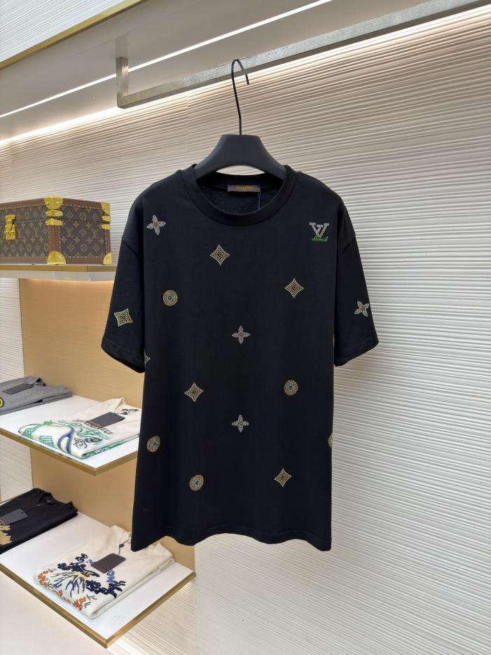 designer,replica,clothing,fake,1:1,lv,luxury,high quality LOUIS VUITTON Rhinestone Logo Short-Sleeve T-Shirt, Item No. 1683079-A25(U2SG3) designer,replica,clothing,fake,1:1,lv,luxury,high quality LOUIS VUITTON Rhinestone Logo Short-Sleeve T-Shirt, Item No. 1683079-A25(U2SG3)