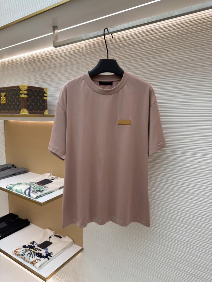 designer,replica,clothing,fake,1:1,lv,luxury,high quality LOUIS VUITTON Light Pink Crew Neck Short-Sleeve T-Shirt with Leather Label, Item No. 1683186-A00(HVUTC) designer,replica,clothing,fake,1:1,lv,luxury,high quality LOUIS VUITTON Light Pink Crew Neck Short-Sleeve T-Shirt with Leather Label, Item No. 1683186-A00(HVUTC)