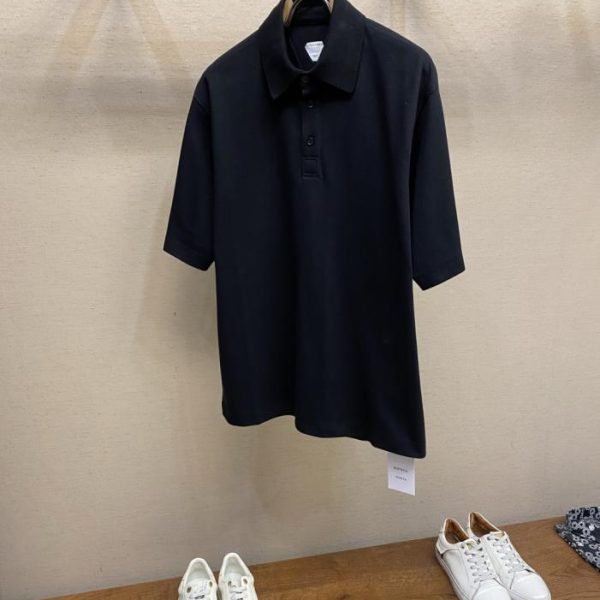 designer,replica,clothing,fake,1:1,lv,luxury,high quality Bottega Veneta’s new loose-fitting polo shirt features a pique knit composite fabric and a patchwork design that creates a flattering silhouette. The stylish, relaxed fit is available in AJQVT (Air Conditioner, QV).