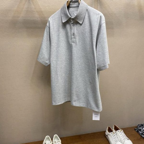 designer,replica,clothing,fake,1:1,lv,luxury,high quality Bottega Veneta’s new loose-fitting polo shirt features a pique knit composite fabric and a patchwork design that creates a flattering silhouette. The stylish, relaxed fit is perfect for the figure. (I9858)