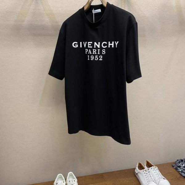 designer,replica,clothing,fake,1:1,lv,luxury,high quality Givenchy New Round Neck Loose Short-Sleeve Shirt in Piqué Cotton, 1952 Foamed Logo Print, Comfortable and Breathable Fabric, Unisex (Q6XYZ)