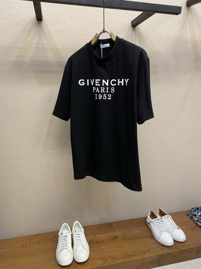 designer,replica,clothing,fake,1:1,lv,luxury,high quality Givenchy New Round Neck Loose Short-Sleeve Shirt in Piqué Cotton, 1952 Foamed Logo Print, Comfortable and Breathable Fabric, Unisex (Q6XYZ) designer,replica,clothing,fake,1:1,lv,luxury,high quality Givenchy New Round Neck Loose Short-Sleeve Shirt in Piqué Cotton, 1952 Foamed Logo Print, Comfortable and Breathable Fabric, Unisex (Q6XYZ)