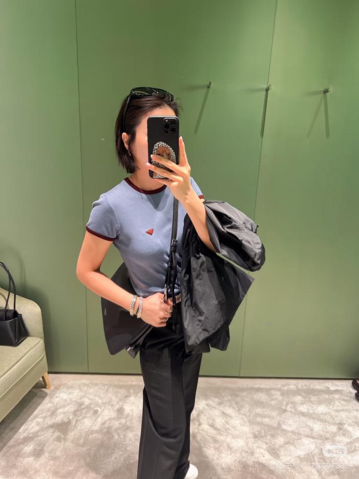 designer,replica,clothing,fake,1:1,lv,luxury,high quality PR’s trendy must-have item: High-quality pure cotton short-sleeved T-shirt with triangle logo (C3WG0) designer,replica,clothing,fake,1:1,lv,luxury,high quality PR’s trendy must-have item: High-quality pure cotton short-sleeved T-shirt with triangle logo (C3WG0)