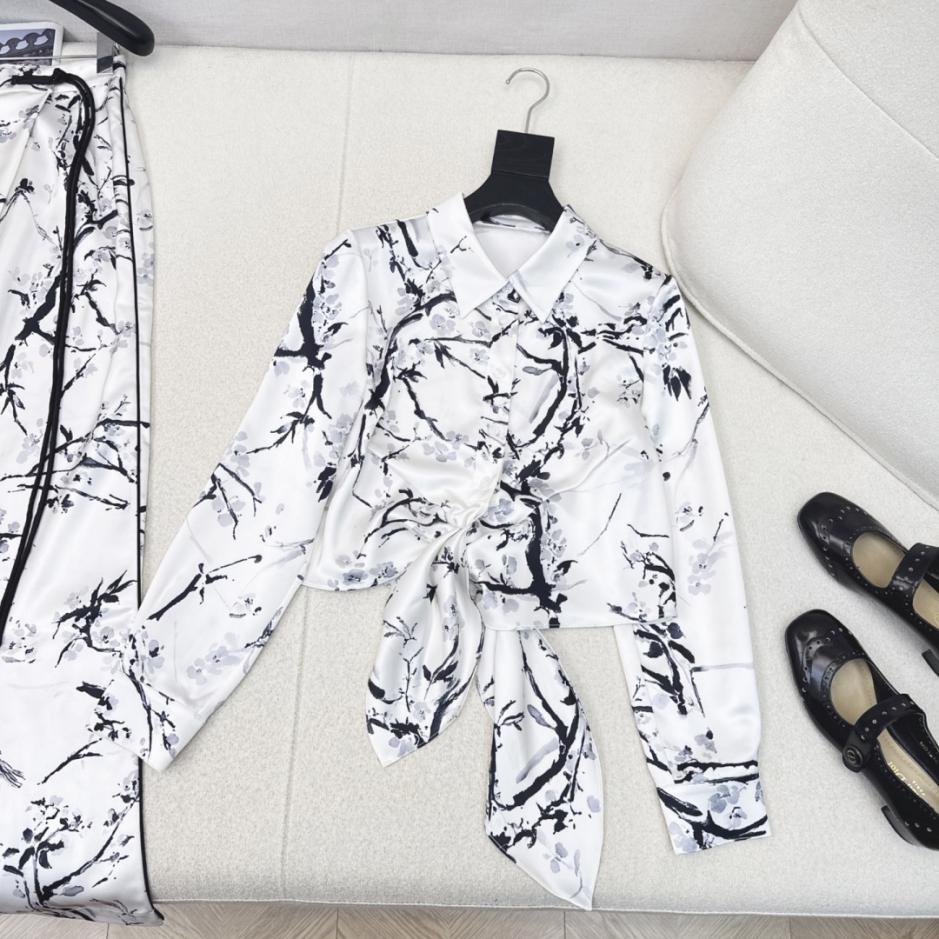 designer,replica,clothing,fake,1:1,lv,luxury,high quality Dior’s latest early autumn collection features a floral print cropped shirt with a tie detail, paired with straight-leg trousers adorned with Chinese knot buttons (QTDFB). designer,replica,clothing,fake,1:1,lv,luxury,high quality Dior’s latest early autumn collection features a floral print cropped shirt with a tie detail, paired with straight-leg trousers adorned with Chinese knot buttons (QTDFB).