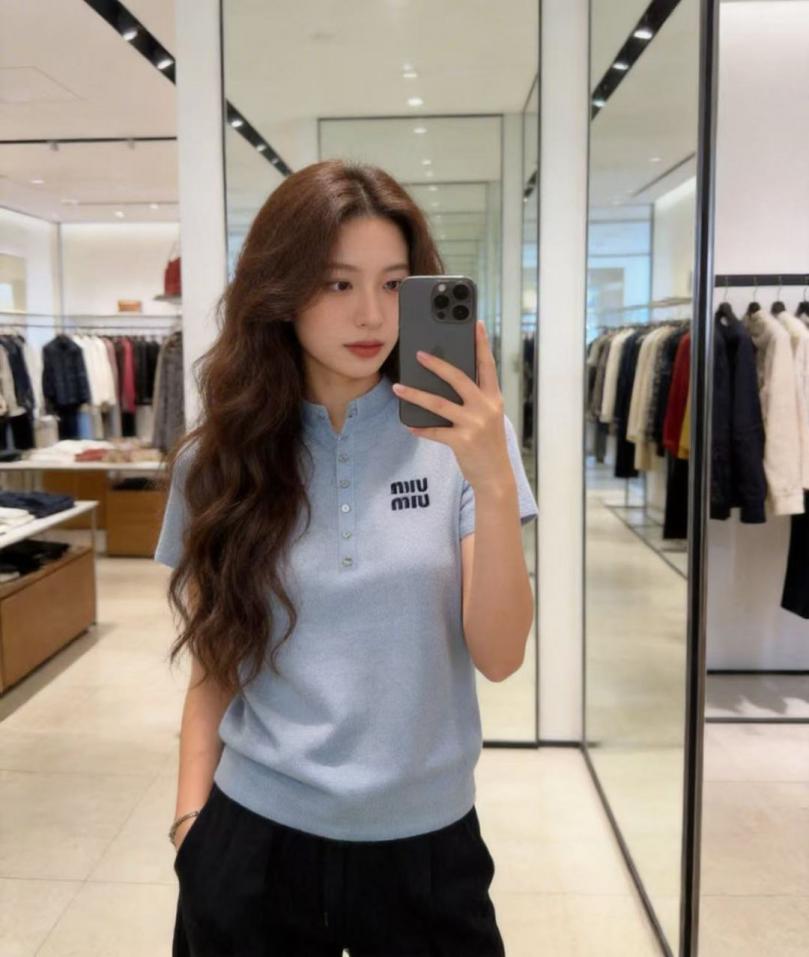 designer,replica,clothing,fake,1:1,lv,luxury,high quality MiuMiu’s latest early spring collection: Button-down half-open knit short-sleeved top (EHQ86) designer,replica,clothing,fake,1:1,lv,luxury,high quality MiuMiu’s latest early spring collection: Button-down half-open knit short-sleeved top (EHQ86)