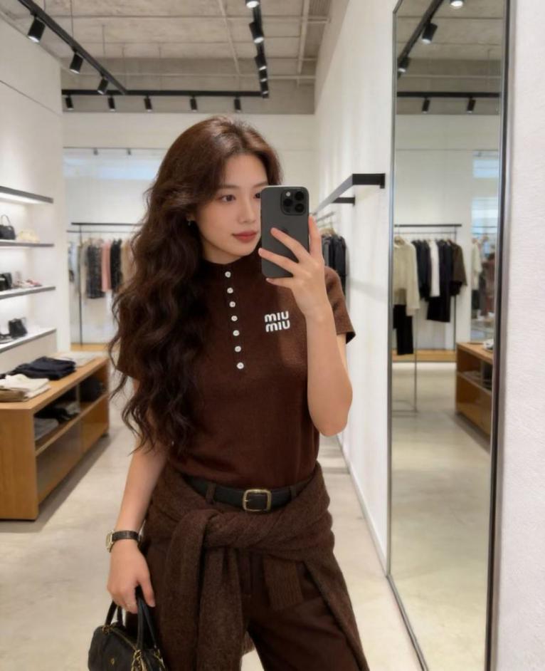 designer,replica,clothing,fake,1:1,lv,luxury,high quality MiuMiu’s latest early spring collection: Button-down half-open knit short-sleeved top (RZ4CO) designer,replica,clothing,fake,1:1,lv,luxury,high quality MiuMiu’s latest early spring collection: Button-down half-open knit short-sleeved top (RZ4CO)