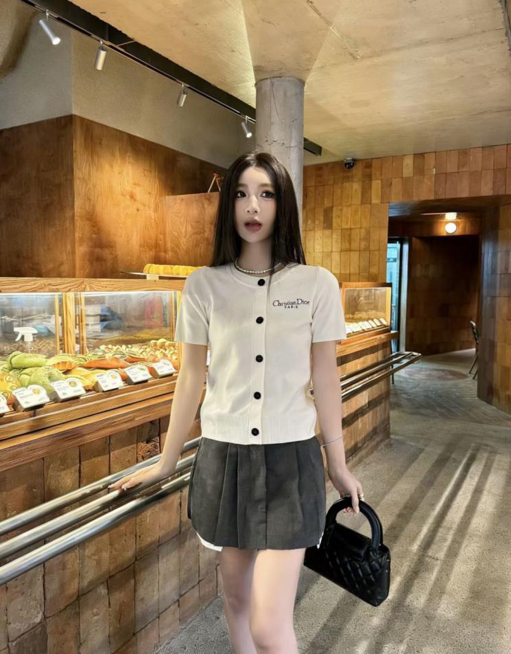 designer,replica,clothing,fake,1:1,lv,luxury,high quality Dior’s latest early spring collection: Solid color crew neck short-sleeved cardigan (1GCNO) designer,replica,clothing,fake,1:1,lv,luxury,high quality Dior’s latest early spring collection: Solid color crew neck short-sleeved cardigan (1GCNO)