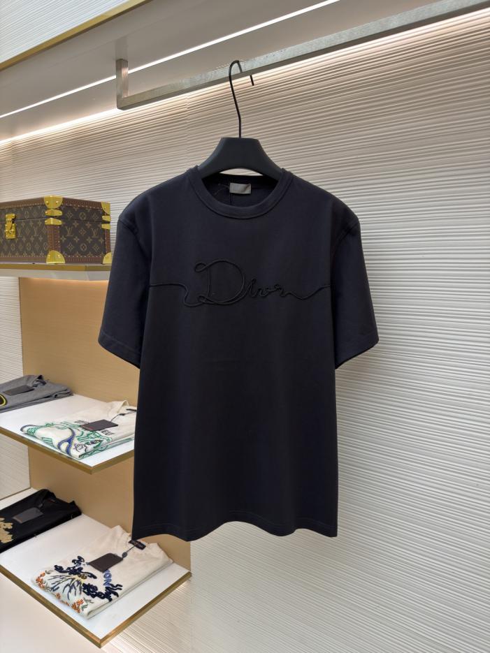 designer,replica,clothing,fake,1:1,lv,luxury,high quality Dior Satin Badge Crew Neck Short-Sleeve T-Shirt (XO048) designer,replica,clothing,fake,1:1,lv,luxury,high quality Dior Satin Badge Crew Neck Short-Sleeve T-Shirt (XO048)