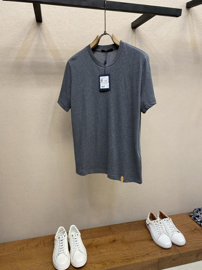 designer,replica,clothing,fake,1:1,lv,luxury,high quality LV minimalist, understated, vintage-style short-sleeved T-shirt (FCKFO) designer,replica,clothing,fake,1:1,lv,luxury,high quality LV minimalist, understated, vintage-style short-sleeved T-shirt (FCKFO)