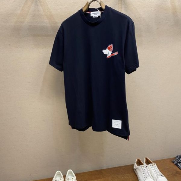 designer,replica,clothing,fake,1:1,lv,luxury,high quality Thom Browne Classic Christmas Dog Embroidered T-Shirt (7JMDD)