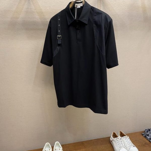 designer,replica,clothing,fake,1:1,lv,luxury,high quality Alexander MCQ’s new polo shirt features a shoulder strap buckle design (H8K3B).