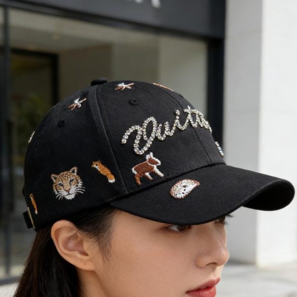 designer,replica,clothing,fake,1:1,lv,luxury,high quality LV baseball cap with embroidered dog print, featuring an all-over cute puppy design, handwritten signature, and rhinestone embroidery (H0D0KO).