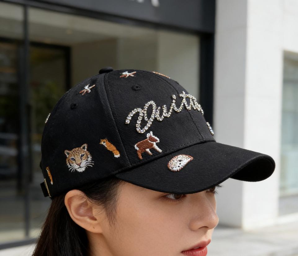 designer,replica,clothing,fake,1:1,lv,luxury,high quality LV baseball cap with embroidered dog print, featuring an all-over cute puppy design, handwritten signature, and rhinestone embroidery (H0D0KO). designer,replica,clothing,fake,1:1,lv,luxury,high quality LV baseball cap with embroidered dog print, featuring an all-over cute puppy design, handwritten signature, and rhinestone embroidery (H0D0KO).