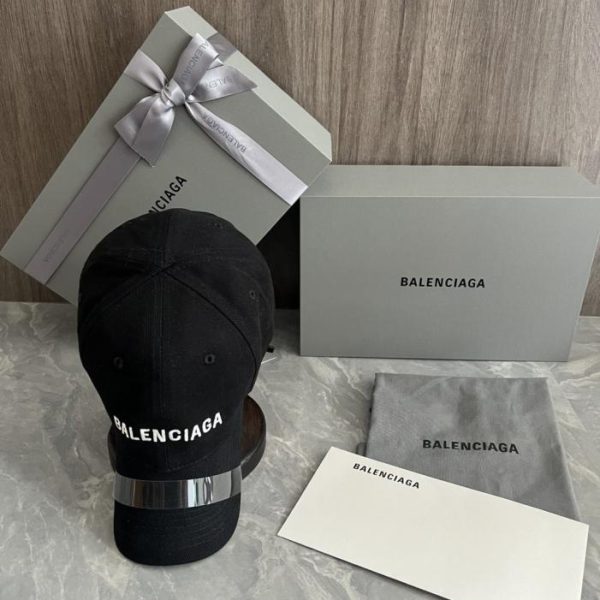 designer,replica,clothing,fake,1:1,lv,luxury,high quality Balenciaga baseball cap (purchasing agent version), with Balenciaga embroidered logo (3ADZUG) on the front.