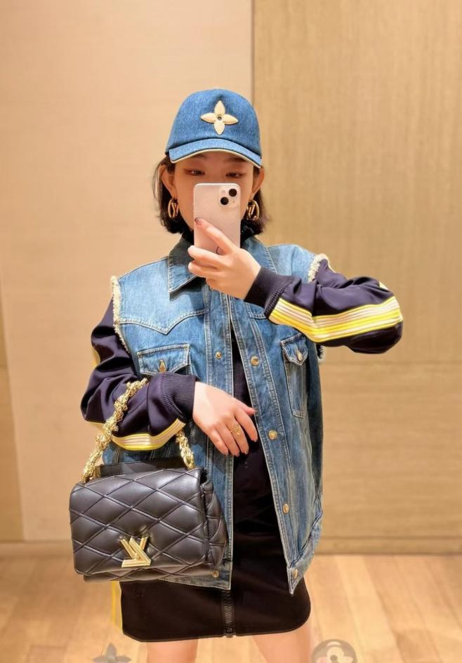 designer,replica,clothing,fake,1:1,lv,luxury,high quality A haute couture version of LV’s classic denim blue paired with the iconic monogram pattern (1VSUWW). designer,replica,clothing,fake,1:1,lv,luxury,high quality A haute couture version of LV’s classic denim blue paired with the iconic monogram pattern (1VSUWW).