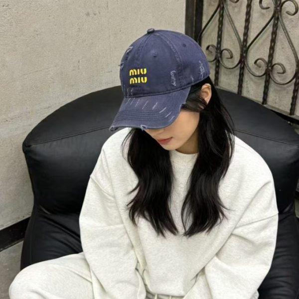 designer,replica,clothing,fake,1:1,lv,luxury,high quality MIUMIU’s new dopamine-enhancing all-season baseball cap (AZRUAD)