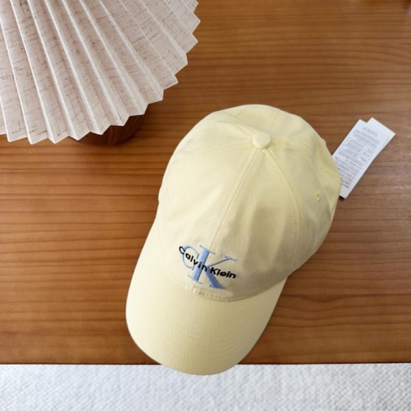 designer,replica,clothing,fake,1:1,lv,luxury,high quality CK’s new fabric baseball cap is a casual and versatile wardrobe essential (QE61UA).